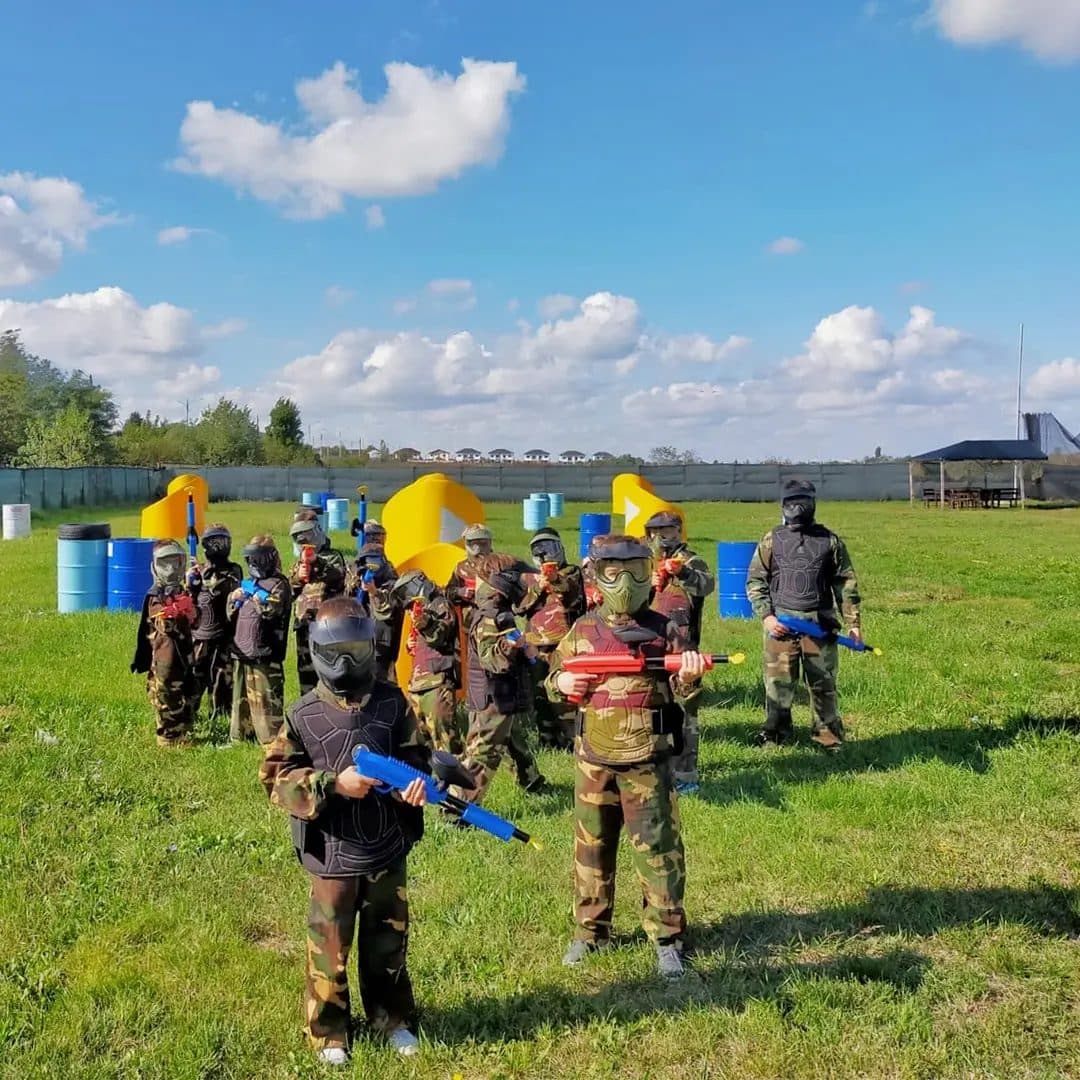 Group of kids geared up on the KIDS field, Paintball Hunter