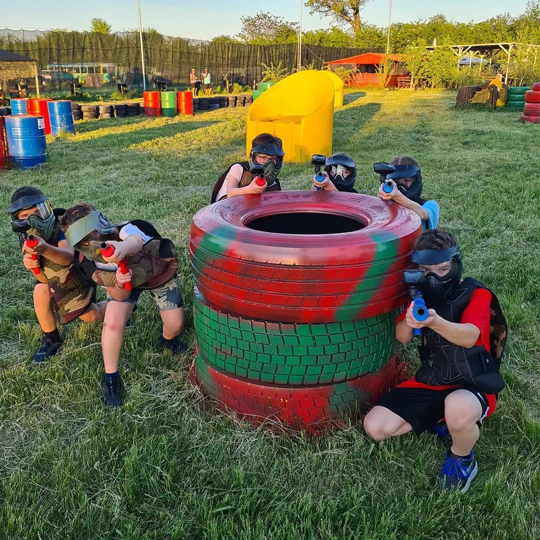 Kids playing behind an obstacle, KIDS field