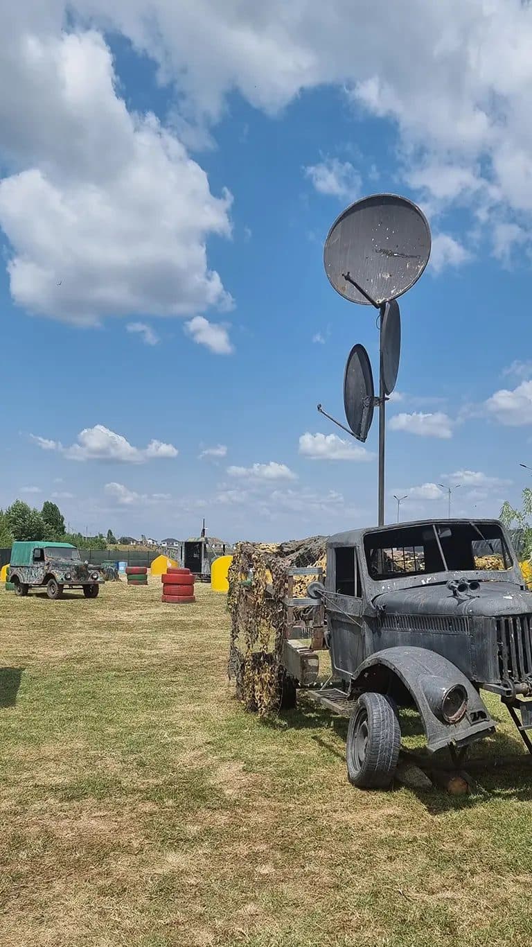 Vehicle with antennas in the post-apocalyptic set, Area 51