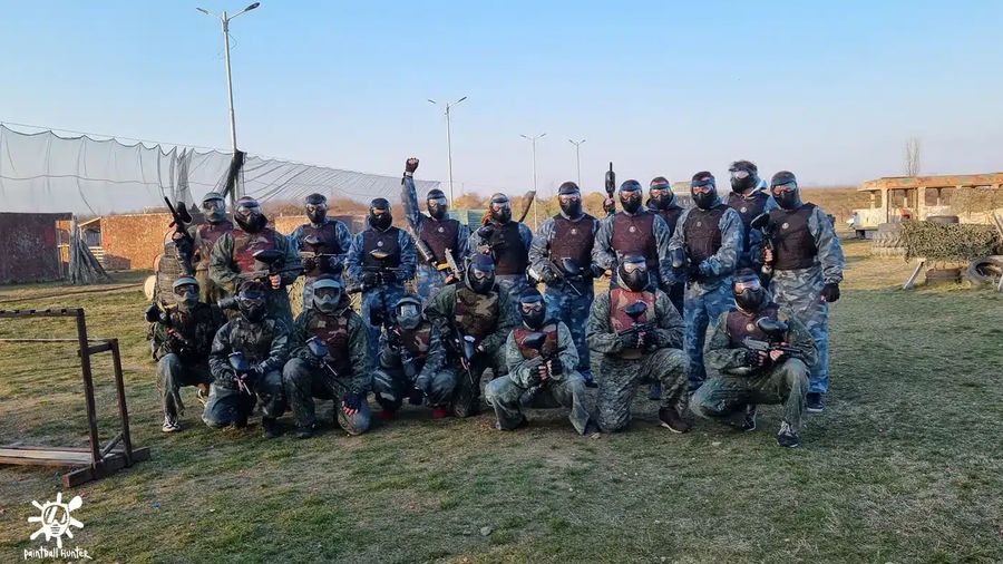Echipă de paintball la apus, terenul Area 51