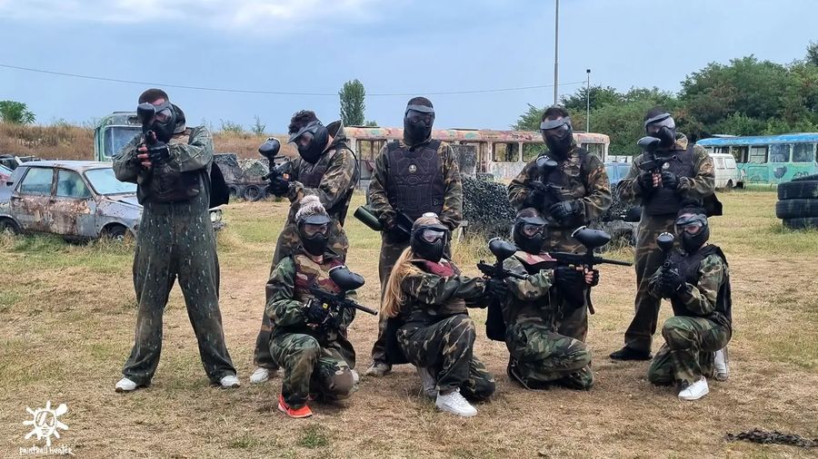 Echipă de paintball la apus, terenul Area 51