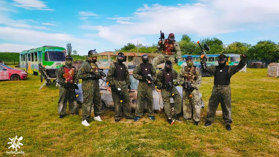 Echipă de jucători pe terenul Area 51