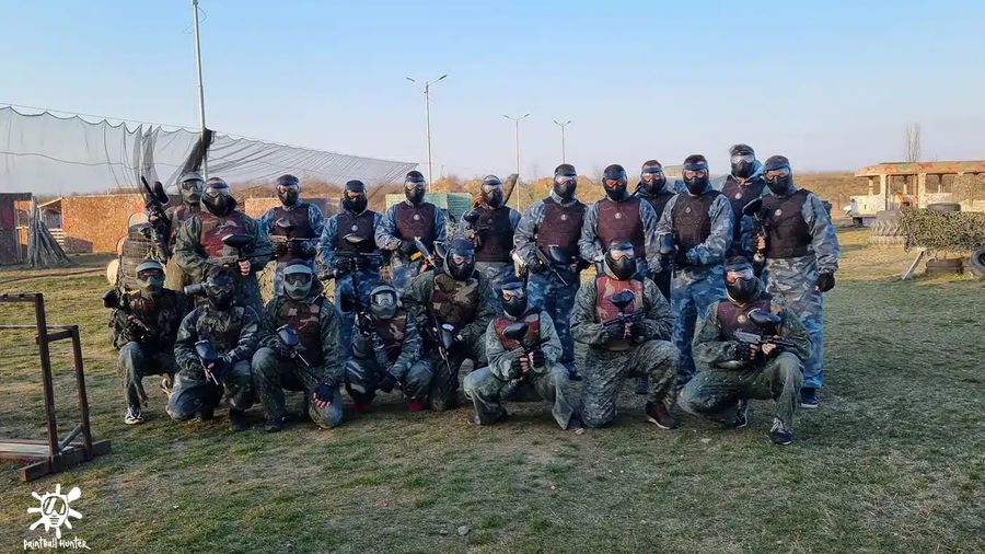 Echipă de jucători de paintball pe terenul Area 51, Chiajna
