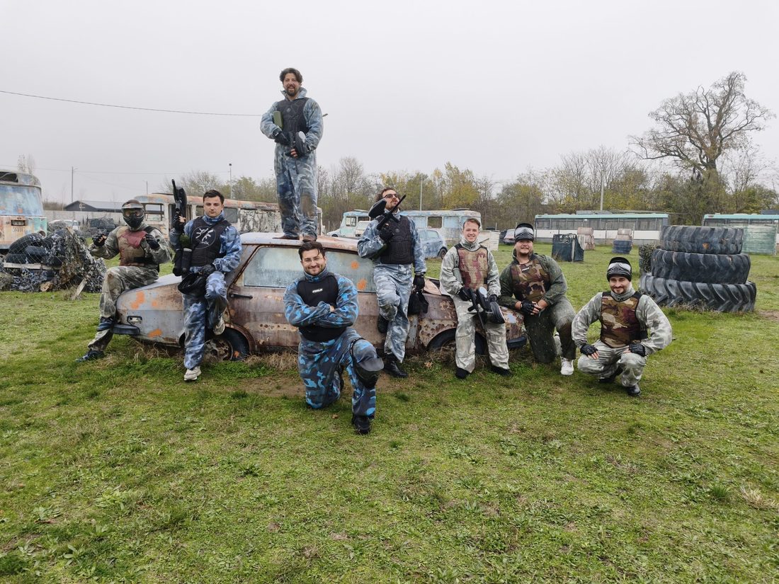 Grup de jucători lângă mașina veche, Area 51