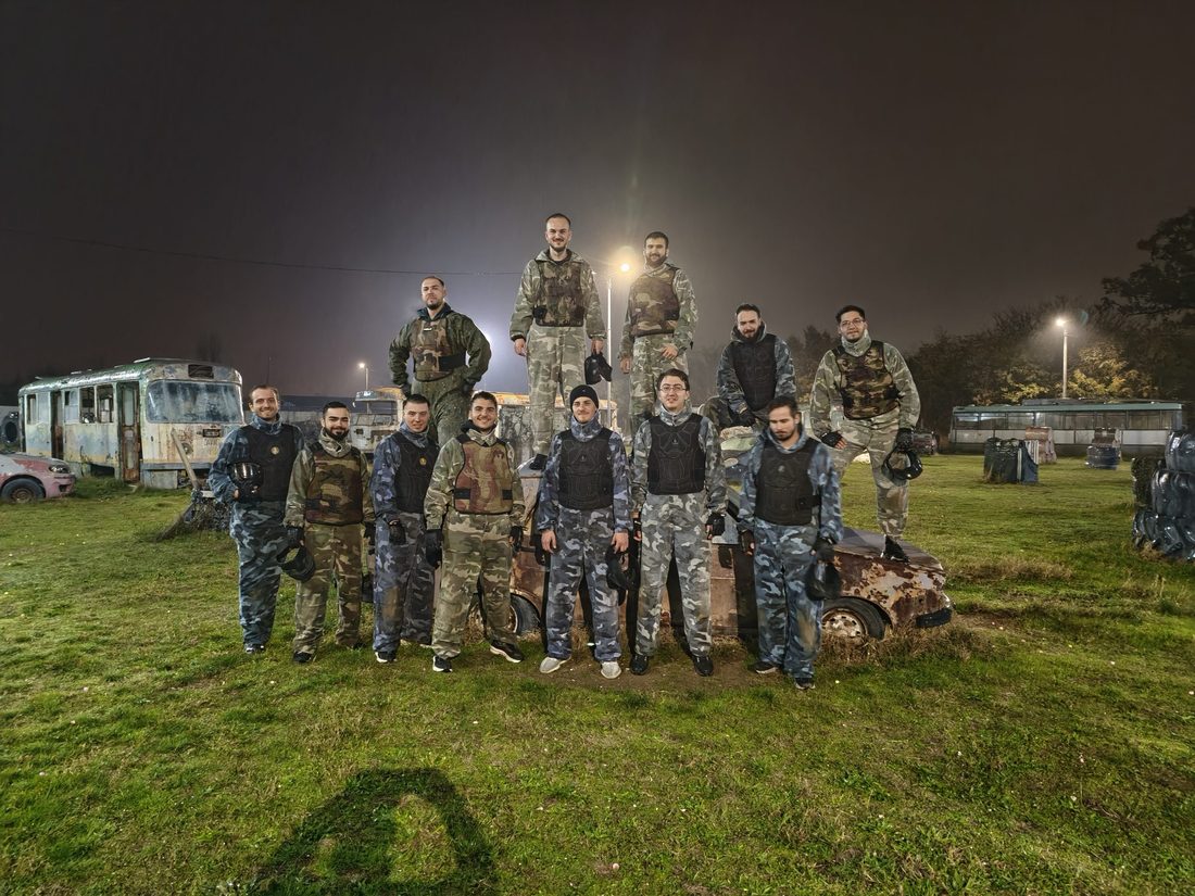 Grup de jucători seara, terenul Area 51