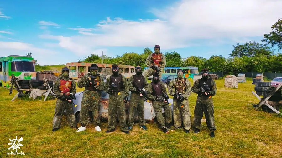 Grup de jucători după sesiunea de paintball pe terenul Area 51