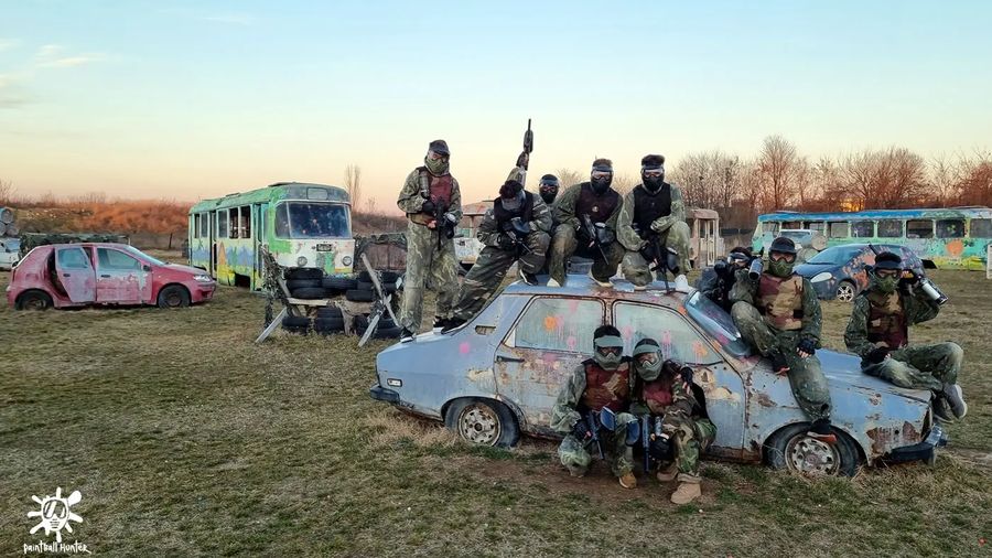 Jucători lângă mașina avariată de pe terenul Area 51