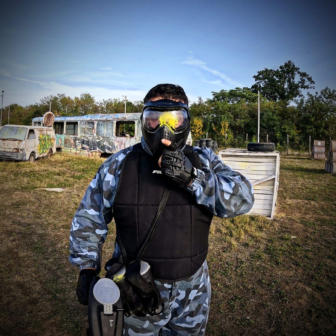 Portret jucător cu masca marcată de vopsea, Area 51