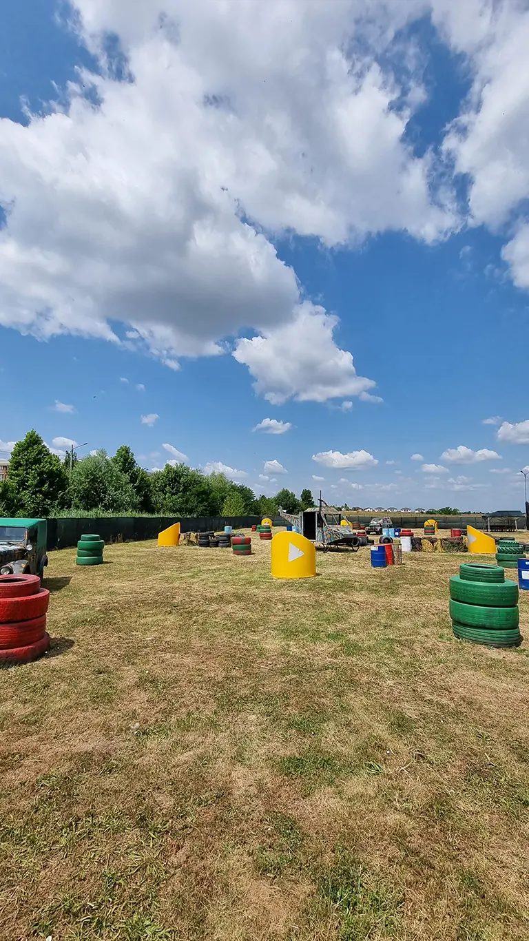 Terenul KIDS colorat, cu obstacole vopsite, Paintball Hunter