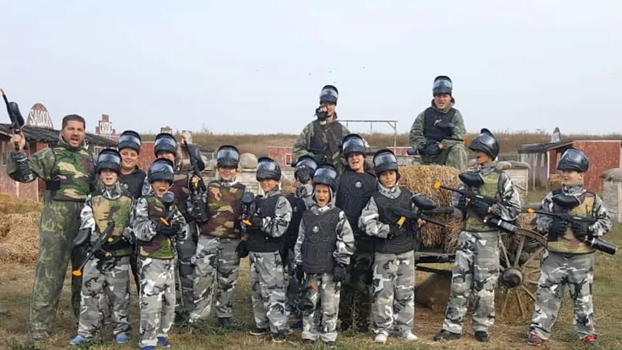 Grup de copii la o petrecere de paintball, teren KIDS Paintball Hunter Chiajna