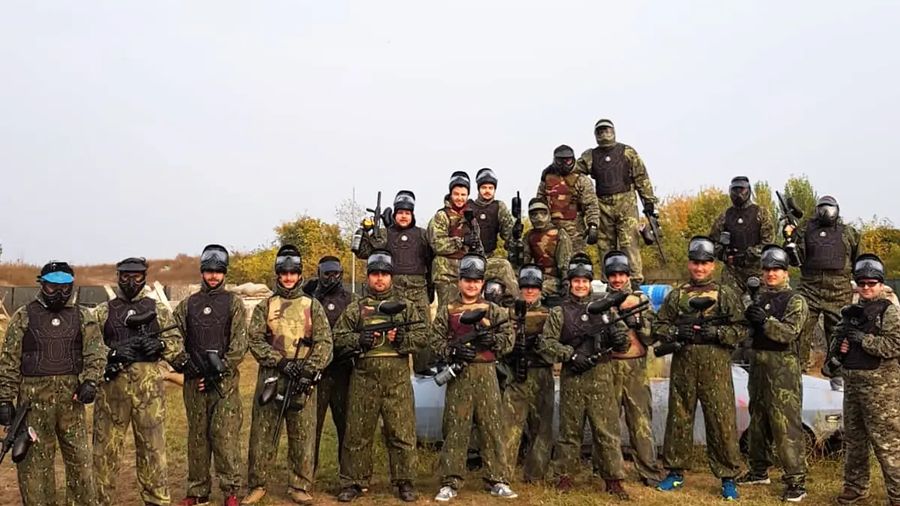 Echipă aliniată înainte de scenariu, Paintball Hunter