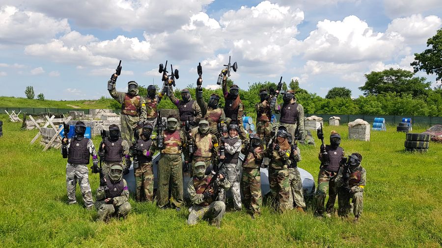 Grup mare de jucători pe iarbă, Paintball Hunter