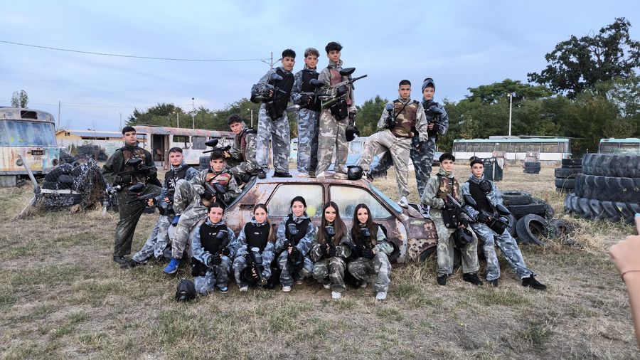 Grup de jucători lângă mașina avariată, teren Area 51