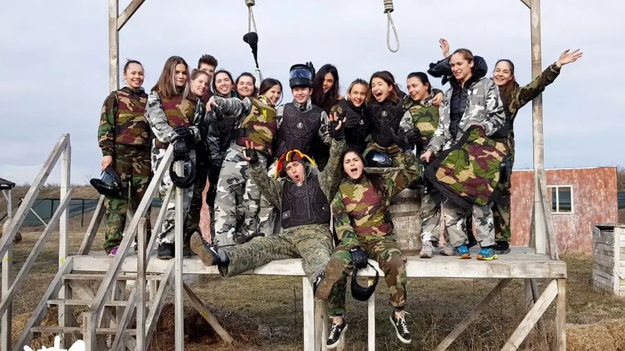 Grup de prieteni la finalul sesiunii de paintball