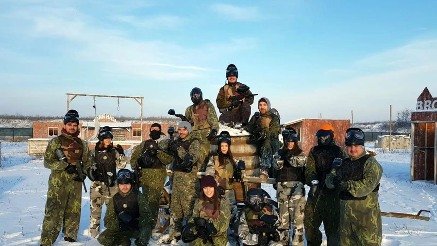Grup de jucători pe teren iarna, Paintball Hunter